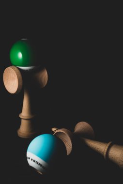 Kendama Japon Oyuncak portresi siyah arkaplanda