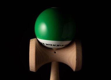 Kendama Japon Oyuncak portresi siyah arkaplanda