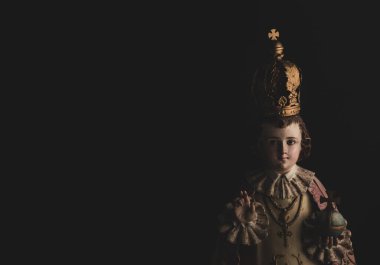 Prag 'ın Bebek İsa' sı, Çocuk İsa 'nın heykeli İspanyol kökenli bir globus haçı tutuyor.