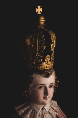 Prag 'ın Bebek İsa' sı, Çocuk İsa 'nın heykeli İspanyol kökenli bir globus haçı tutuyor.