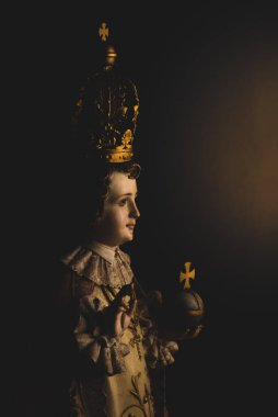 Prag 'ın Bebek İsa' sı, Çocuk İsa 'nın heykeli İspanyol kökenli bir globus haçı tutuyor.