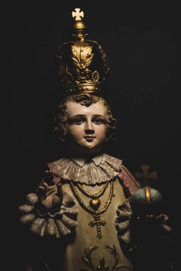 Prag 'ın Bebek İsa' sı, Çocuk İsa 'nın heykeli İspanyol kökenli bir globus haçı tutuyor.