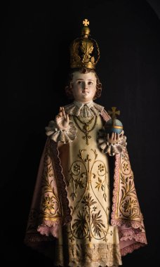 Prag 'ın Bebek İsa' sı, Çocuk İsa 'nın heykeli İspanyol kökenli bir globus haçı tutuyor.