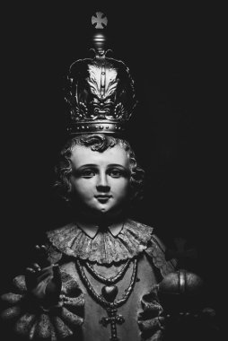 Prag 'ın Bebek İsa' sı, Çocuk İsa 'nın heykeli İspanyol kökenli bir globus haçı tutuyor.