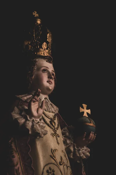 Младенец Иисус Праги Статуя Младенца Иисуса Держащего Шар Распятия Испанского — стоковое фото