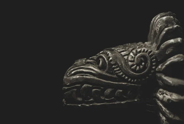 阿兹特克文化中的神 克萨尔塞纳尔的宏观特写摄影 意思是 珍贵的蛇 克萨尔羽毛 — 图库照片
