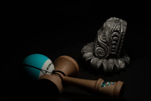 肯达摩传统的日本技能玩具 它由一个把手 Ken 一对杯子 Sarado 和一个球 Tama 它们都由一根绳子和一个墨西哥手工艺手连接在一起 — 图库照片