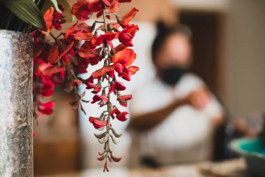 Bir süs, genellikle çiçeklerden, mumlardan ya da meyvelerden yapılan dekoratif bir amaca hizmet eden merkezi bir nesnedir.