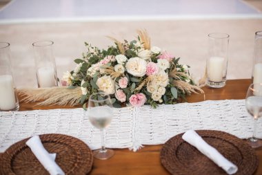 Bir süs, genellikle çiçeklerden, mumlardan ya da meyvelerden yapılan dekoratif bir amaca hizmet eden merkezi bir nesnedir.