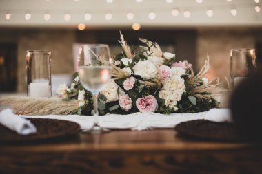 Bir süs, genellikle çiçeklerden, mumlardan ya da meyvelerden yapılan dekoratif bir amaca hizmet eden merkezi bir nesnedir.