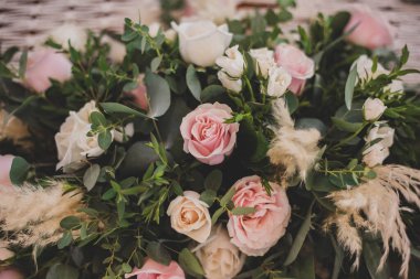 Çiçek buketi, düğünlerde yaygın olarak kullanılan bir çiçek koleksiyonudur. Sembolizm, kullanılan çiçek türlerine ve kültüre bağlıdır.