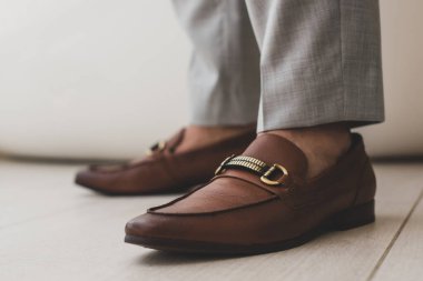 Düğün ayakkabıları, gelinlik / damat düğün gününün çok önemli bir aksesuarıdır. Kıyafet, kıyafet, tarz, renk ve boy kültüre bağlıdır.