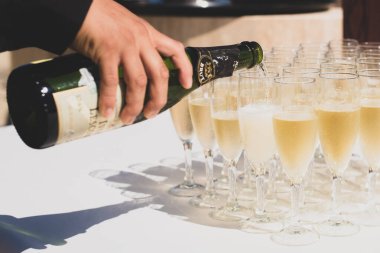 Şampanya servis eden / gözenekli kadehleri yakın plan çekimleri.