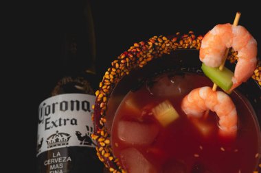 Michelada, Meksika 'da bira, limon suyu, çeşitli soslar, baharatlar, domates suyu, tuz ve biberden oluşan bir kokteyl.. 