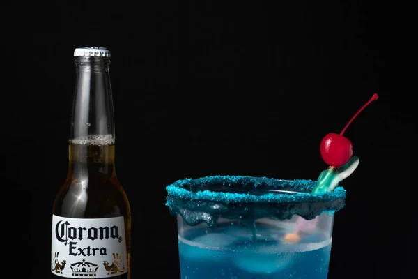 Michelada Meksykański Koktajl Piwny Piwem Sokiem Limonki Różnorodnymi Sosami Często — Zdjęcie stockowe