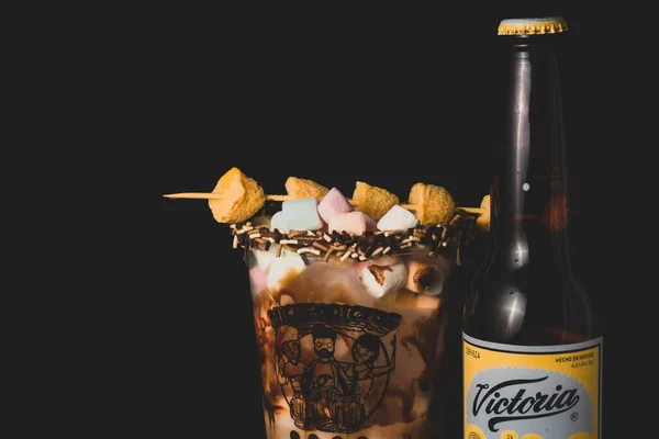 ミケラダは ビール ライムジュース 各種ソース チリベースのものが多い スパイス トマトジュース 唐辛子で作られたメキシコのビールカクテルです — ストック写真