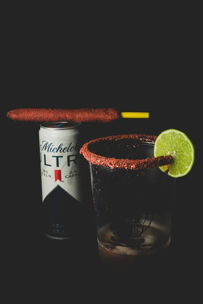 Michelada是一种墨西哥啤酒鸡尾酒 由啤酒 酸橙汁 各种酱料 通常是辣椒酱 番茄汁 盐和辣椒制成 — 图库照片