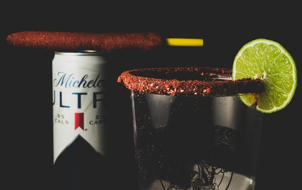 Michelada Ist Ein Mexikanischer Biercocktail Der Aus Bier Limettensaft Verschiedenen — Stockfoto
