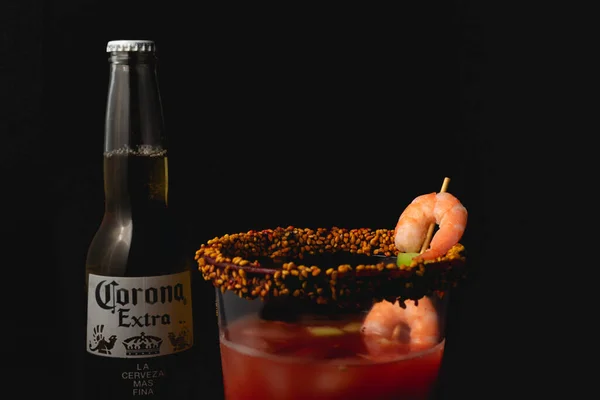 Michelada Cóctel Cerveza Mexicano Hecho Con Cerveza Jugo Lima Salsas — Foto de Stock