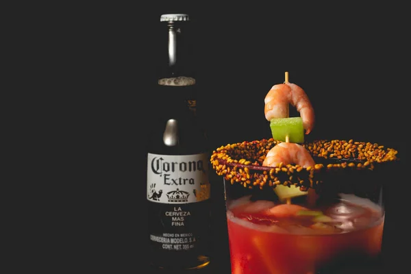 Michelada Cóctel Cerveza Mexicano Hecho Con Cerveza Jugo Lima Salsas — Foto de Stock