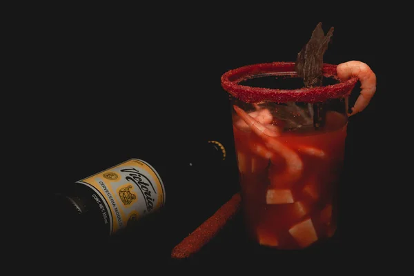 Michelada Ist Ein Mexikanischer Biercocktail Der Aus Bier Limettensaft Verschiedenen — Stockfoto