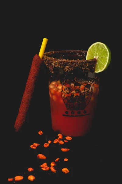 Michelada Meksykański Koktajl Piwny Piwem Sokiem Limonki Różnorodnymi Sosami Często — Zdjęcie stockowe