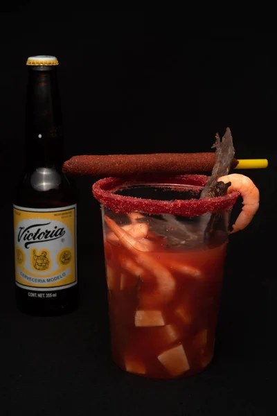 Michelada Cóctel Cerveza Mexicano Hecho Con Cerveza Jugo Lima Salsas — Foto de Stock