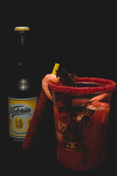 Michelada Ist Ein Mexikanischer Biercocktail Der Aus Bier Limettensaft Verschiedenen — Stockfoto