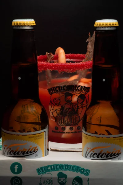 ミケラダは ビール ライムジュース 各種ソース チリベースのものが多い スパイス トマトジュース 唐辛子で作られたメキシコのビールカクテルです — ストック写真