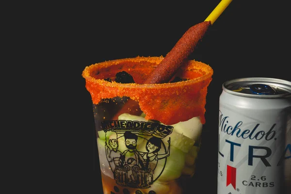Michelada Mexický Pivní Koktejl Piva Limetkové Šťávy Různých Omáček Často — Stock fotografie