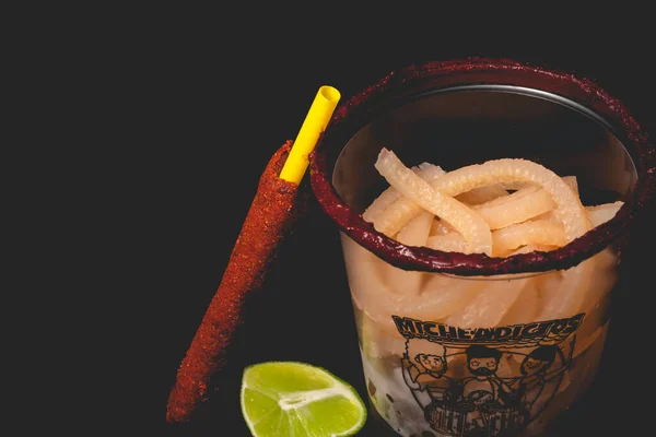 Michelada Cóctel Cerveza Mexicano Hecho Con Cerveza Jugo Lima Salsas — Foto de Stock