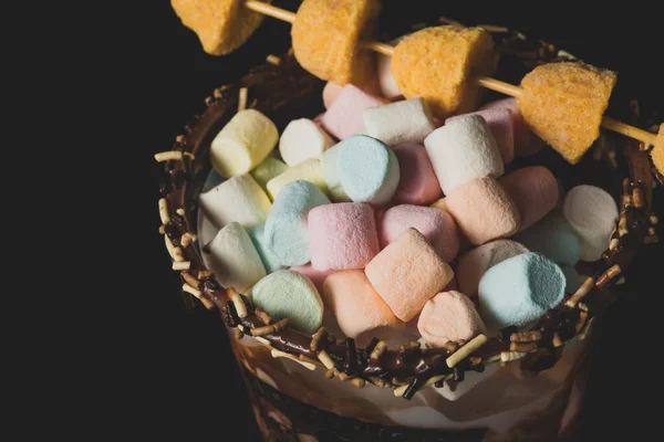 Macro Close Φωτογραφία Της Σοκολάτας Γεύση Ποτό Πολλά Πολύχρωμα Marshmallows — Φωτογραφία Αρχείου