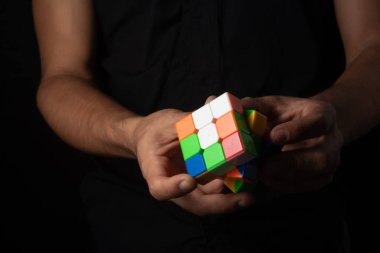 Siyah arkaplanda Rubik küpün portresini kapat