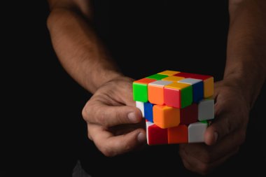 Siyah arkaplanda Rubik küpün portresini kapat