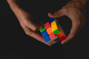 Siyah arkaplanda Rubik küpün portresini kapat