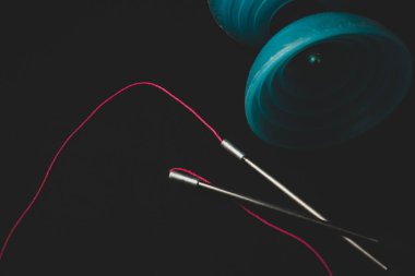 Diabolo Çinli Yo-yo siyah arkaplanda yakın plan portresi