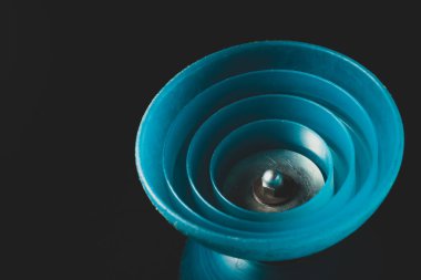 Diabolo Çinli Yo-yo siyah arkaplanda yakın plan portresi