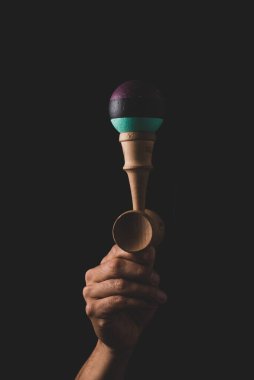 Kendama antik Japon Oyuncağı siyah arka plana yaklaş