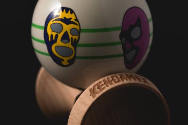 Kendama antik Japon Oyuncağı siyah arka plana yaklaş