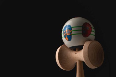 Kendama antik Japon Oyuncağı siyah arka plana yaklaş