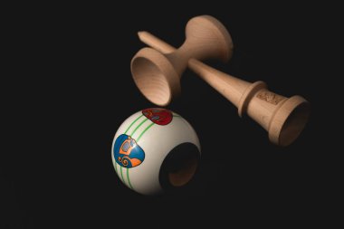 Kendama antik Japon Oyuncağı siyah arka plana yaklaş