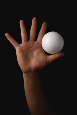 Siyah arkaplanda, hokkabazlık toplarının portresini kapat