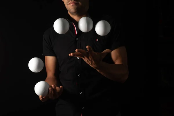 Zblízka Portrét Žonglování Koule Černém Pozadí — Stock fotografie