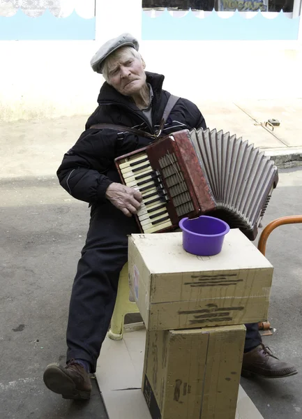 The old man plays the accordion. — Stock Photo, Image