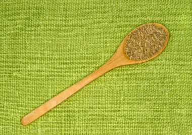 Kimyon tohumları bir kaşık üzerindeki yeşil yaprak