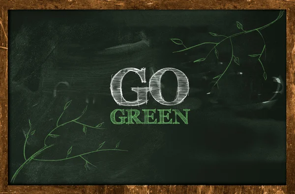 Go Green на доске — стоковое фото