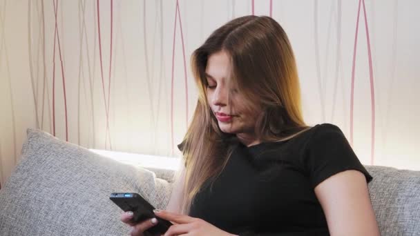 Jeune belle fille textos messages au téléphone Vidéo De Stock Libre De Droits