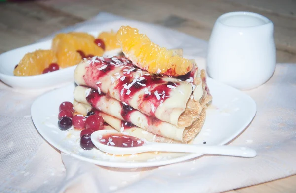 Russian pancakes with honey and cranberries — Stock Photo, Image