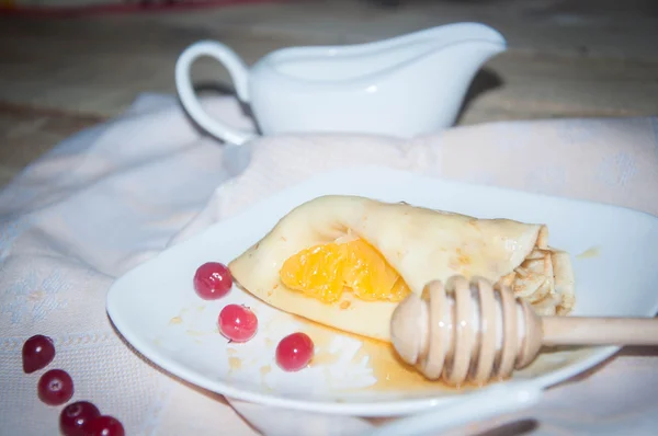 Panqueques rusos con miel y arándanos — Foto de Stock