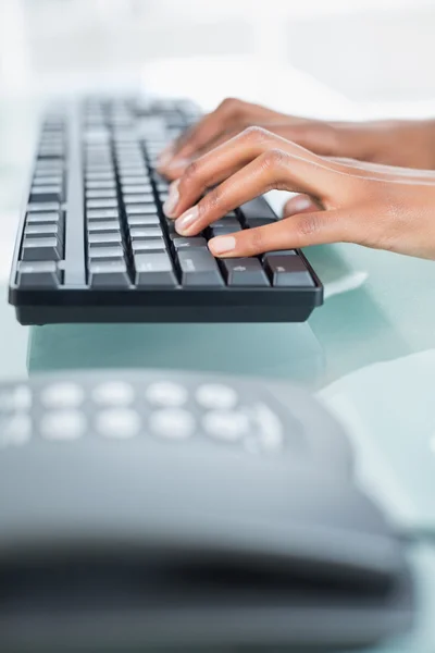 Nahaufnahme einer Geschäftsfrau, die auf einer Tastatur tippt — Stockfoto